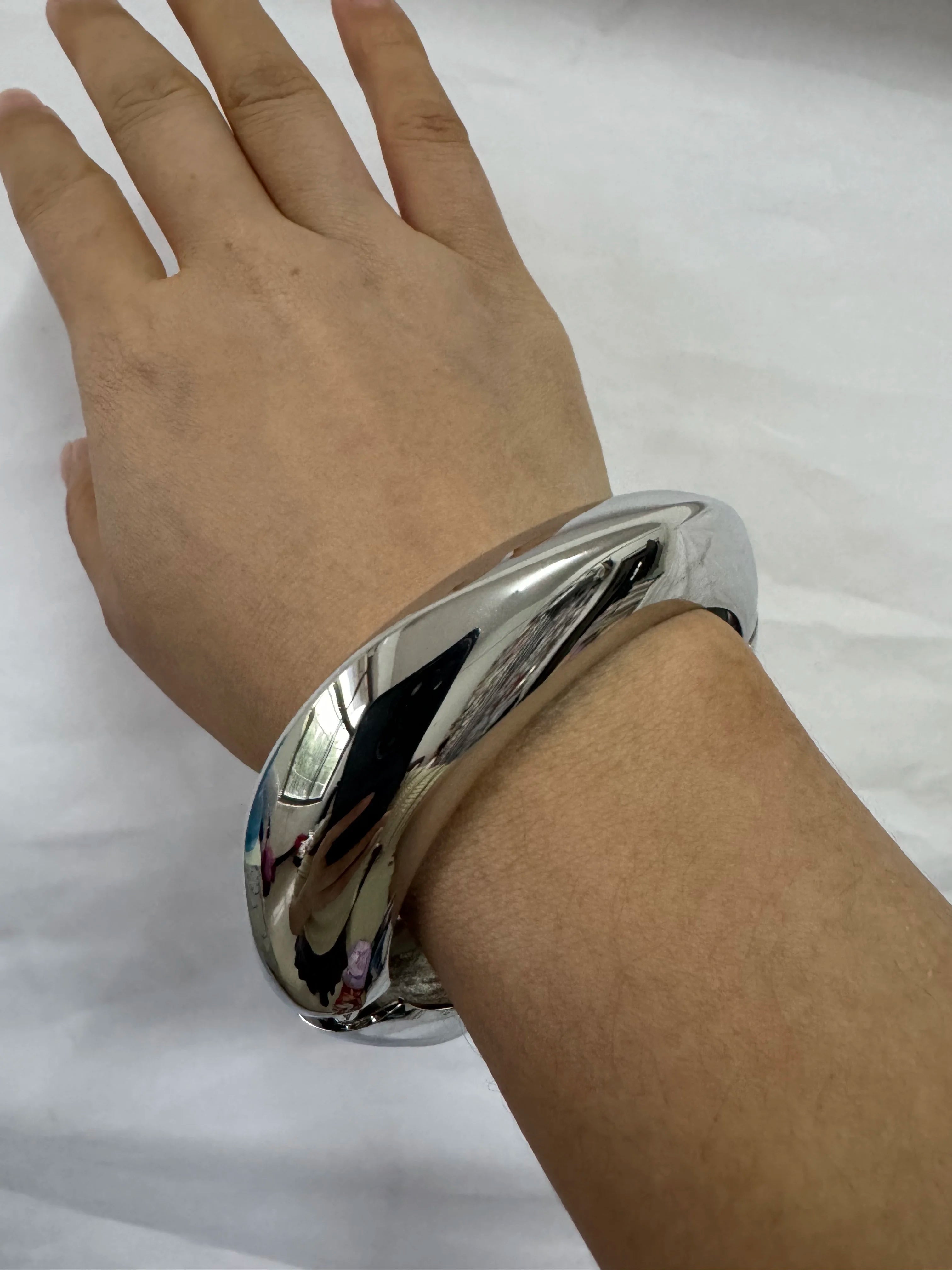 2024 New Arrival Fashion Cheap Wholesale Chunky Retro Bracelet Wide Cuff Smooth Stripes  Water Drop Silver Round Women Bangle