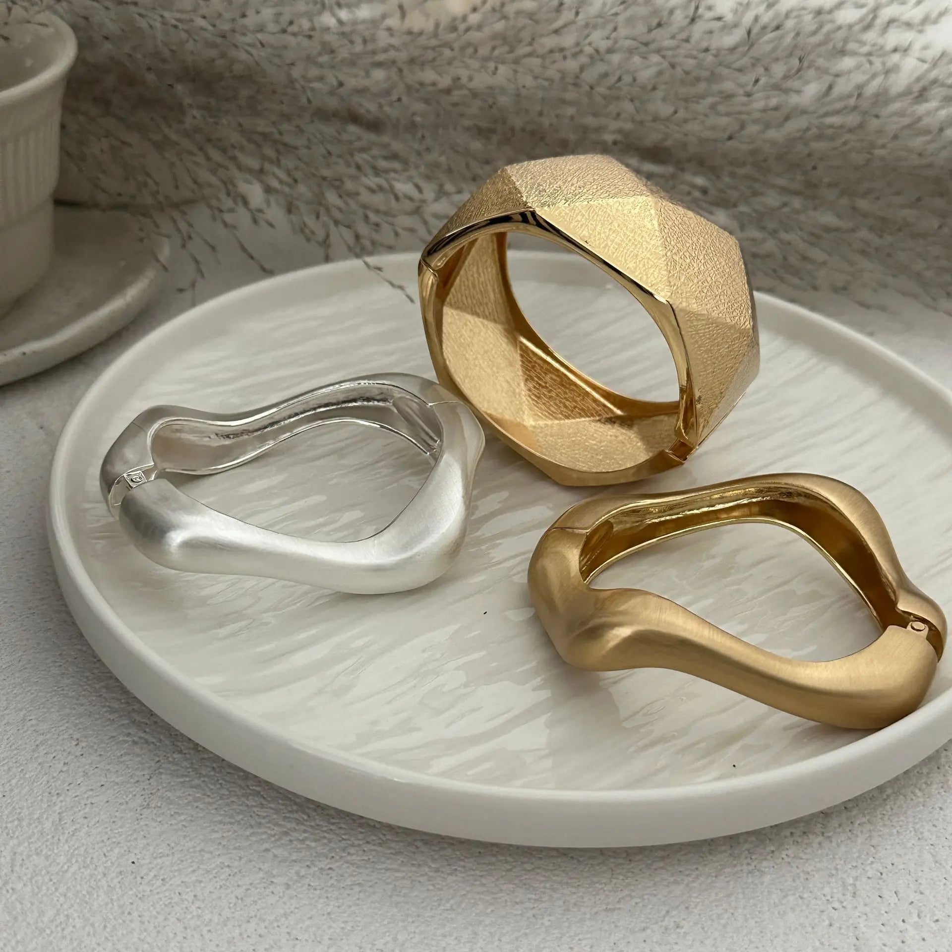 2024 New Arrival Fashion Cheap Wholesale Chunky Retro Bracelet Wide Cuff Smooth Stripes  Water Drop Silver Round Women Bangle