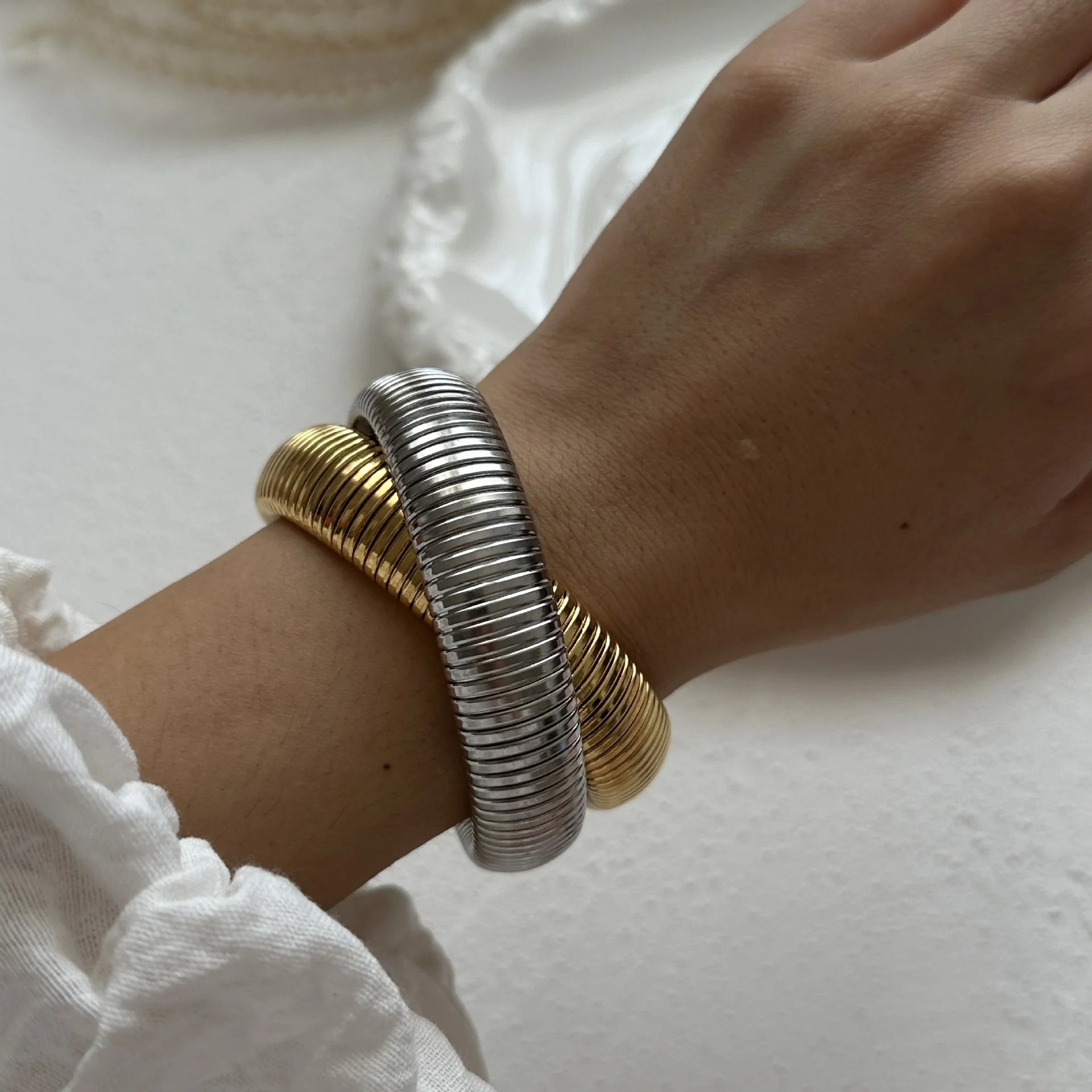 2024 New Arrival Fashion Cheap Wholesale Chunky Retro Bracelet Wide Cuff Smooth Stripes  Water Drop Silver Round Women Bangle