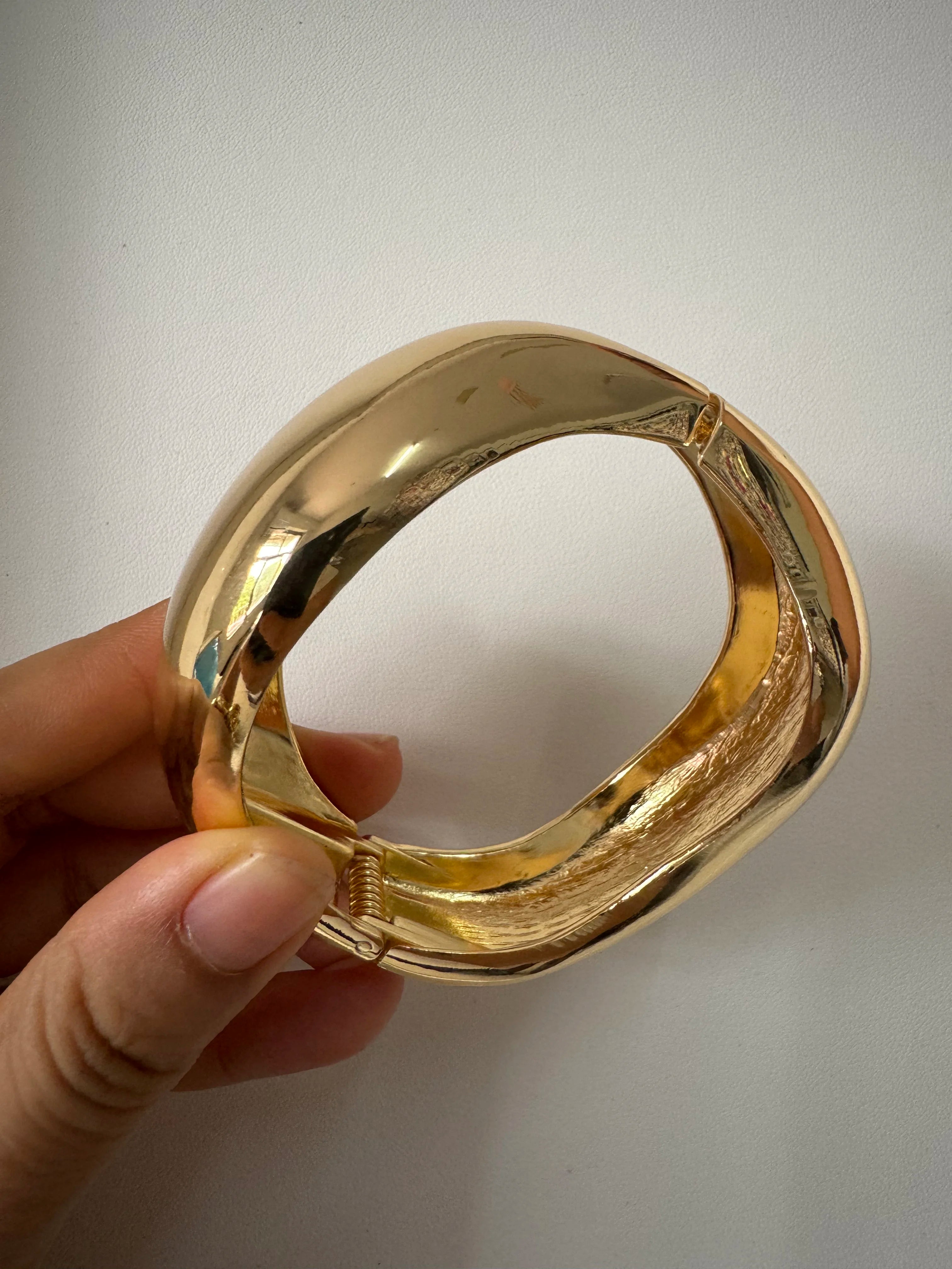 2024 New Arrival Fashion Cheap Wholesale Chunky Retro Bracelet Wide Cuff Smooth Stripes  Water Drop Silver Round Women Bangle