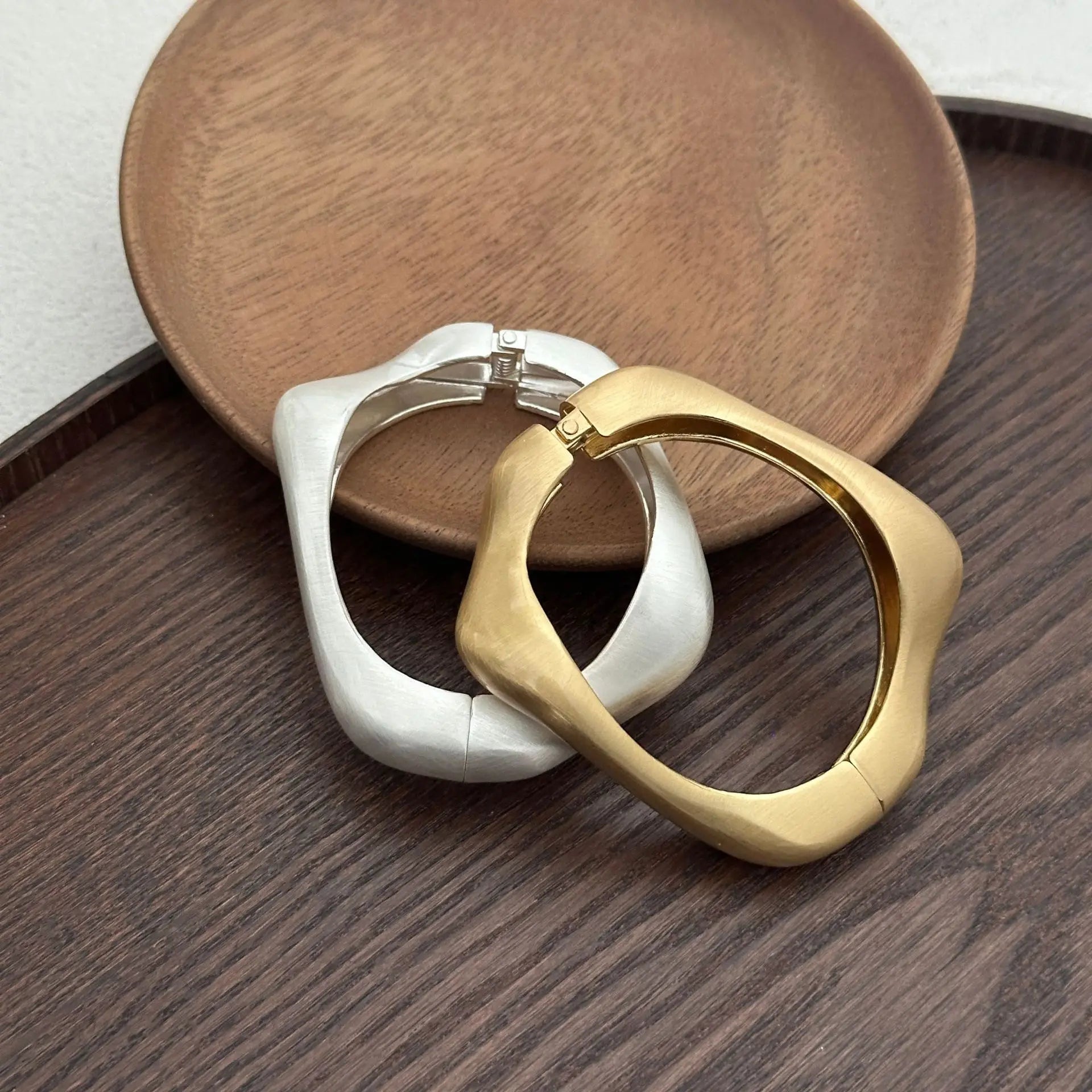 2024 New Arrival Fashion Cheap Wholesale Chunky Retro Bracelet Wide Cuff Smooth Stripes  Water Drop Silver Round Women Bangle